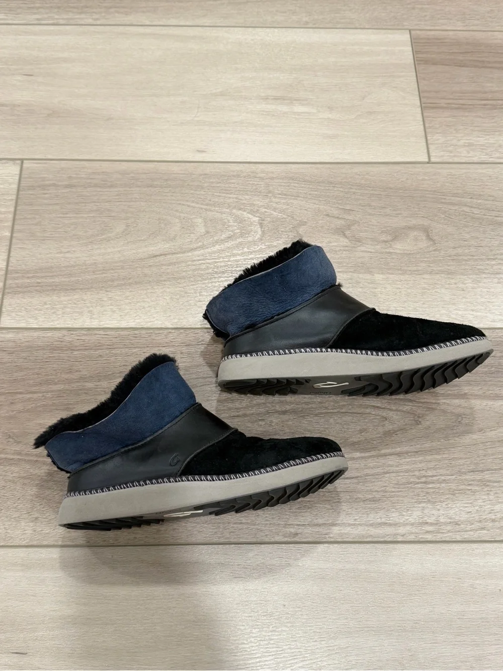 OLUKAI Women’s Size 8 ku'i slipper in black/blue